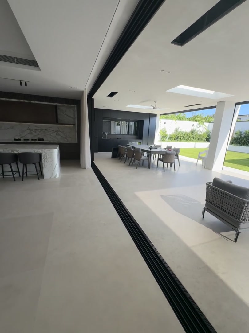 Cascade home with large sliding doors automated by Airla